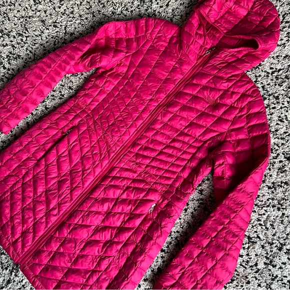 The North Face Women's Hot Pink Quilted Hooded Long Puffer Jacket - Picture 3 of 16